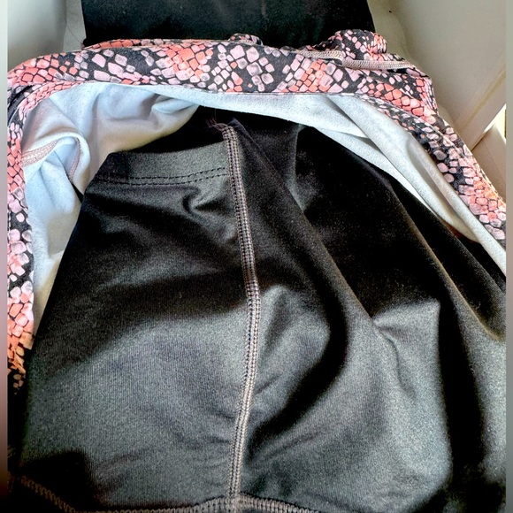 Fabletics Olesia Shine Short, Black Shine/Byzantine Posie - Picture 6 of 6